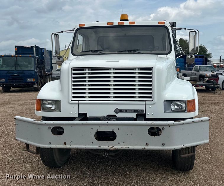 image for item LR9428 1999 International 4900 asphalt patch truck