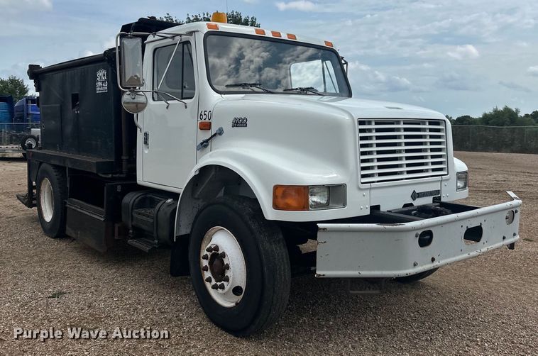 image for item LR9428 1999 International 4900 asphalt patch truck