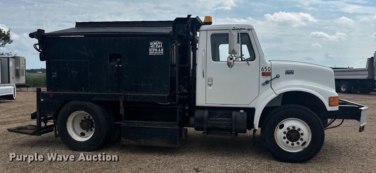 image for item LR9428 1999 International 4900 asphalt patch truck