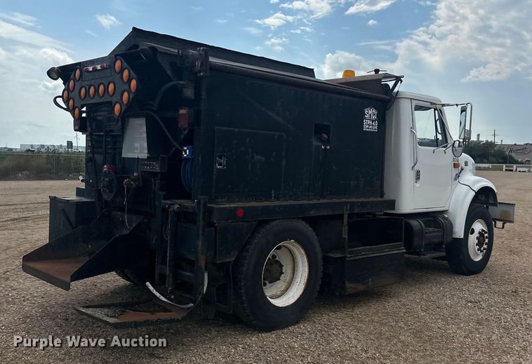 image for item LR9428 1999 International 4900 asphalt patch truck