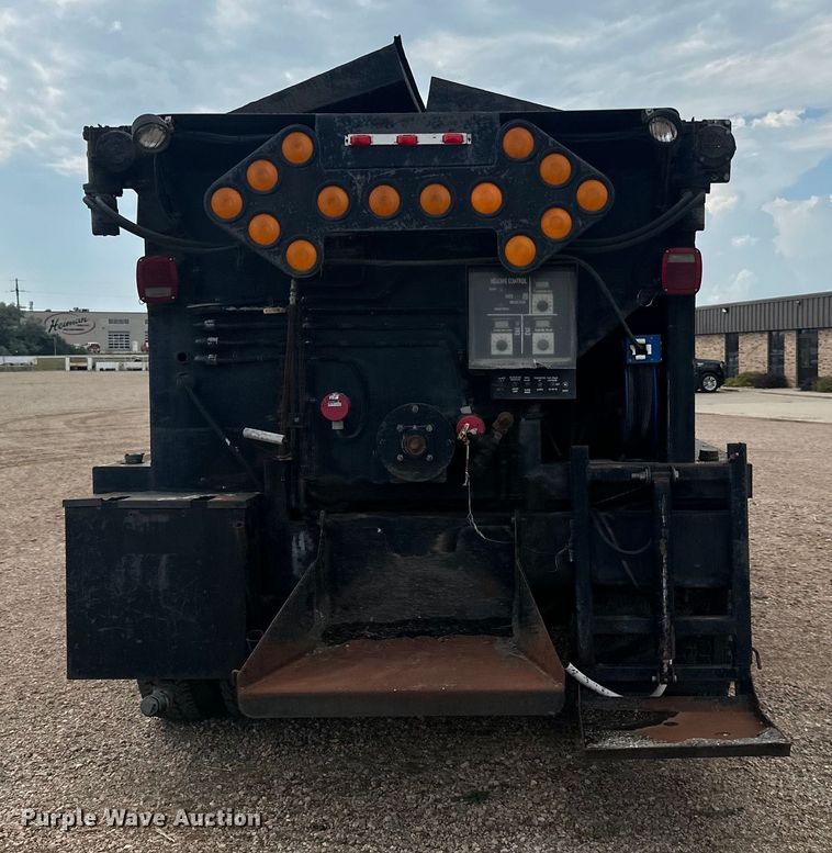 image for item LR9428 1999 International 4900 asphalt patch truck