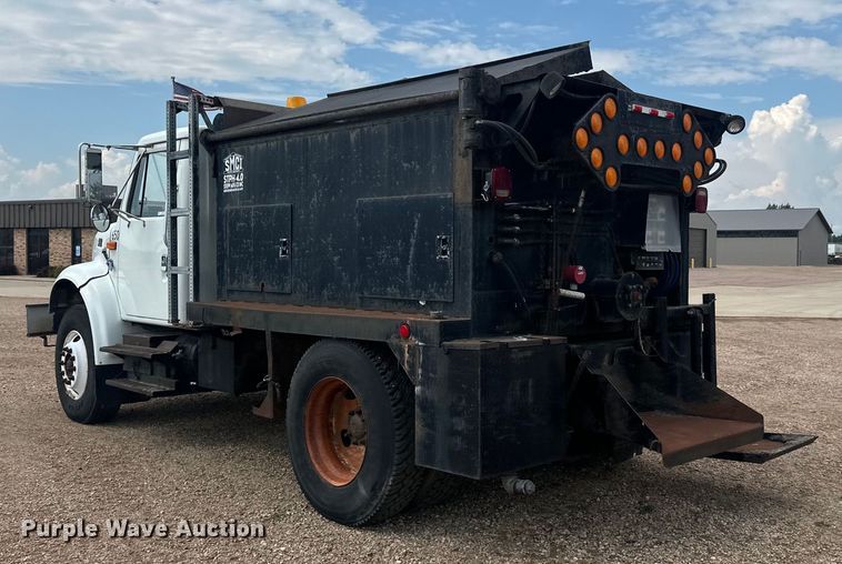 image for item LR9428 1999 International 4900 asphalt patch truck