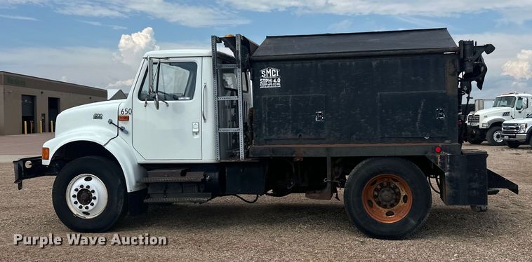 image for item LR9428 1999 International 4900 asphalt patch truck