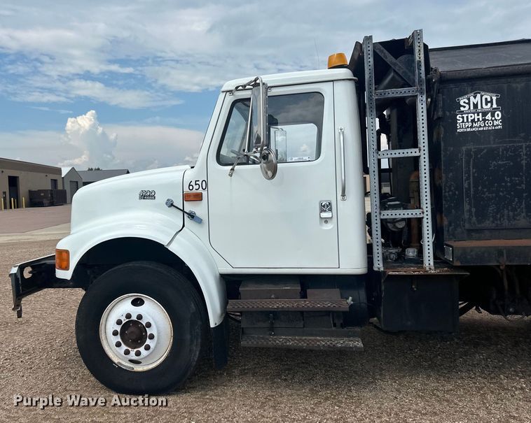 image for item LR9428 1999 International 4900 asphalt patch truck