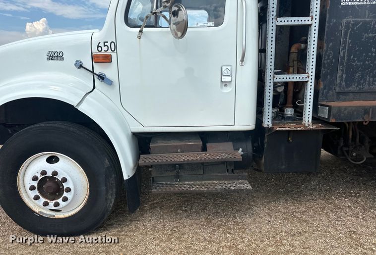 image for item LR9428 1999 International 4900 asphalt patch truck