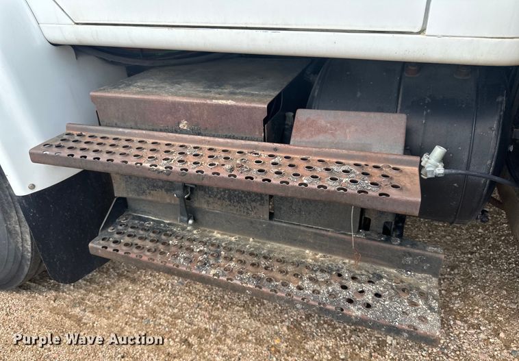 image for item LR9428 1999 International 4900 asphalt patch truck