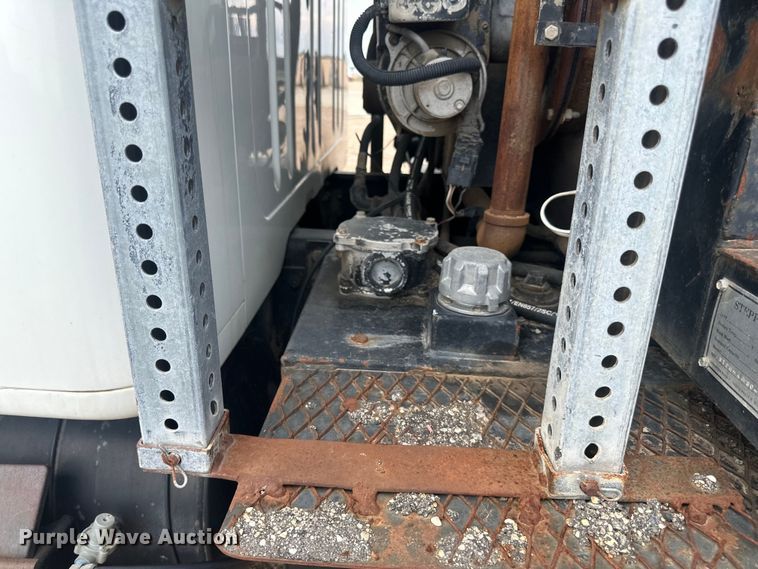 image for item LR9428 1999 International 4900 asphalt patch truck