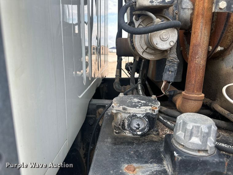 image for item LR9428 1999 International 4900 asphalt patch truck