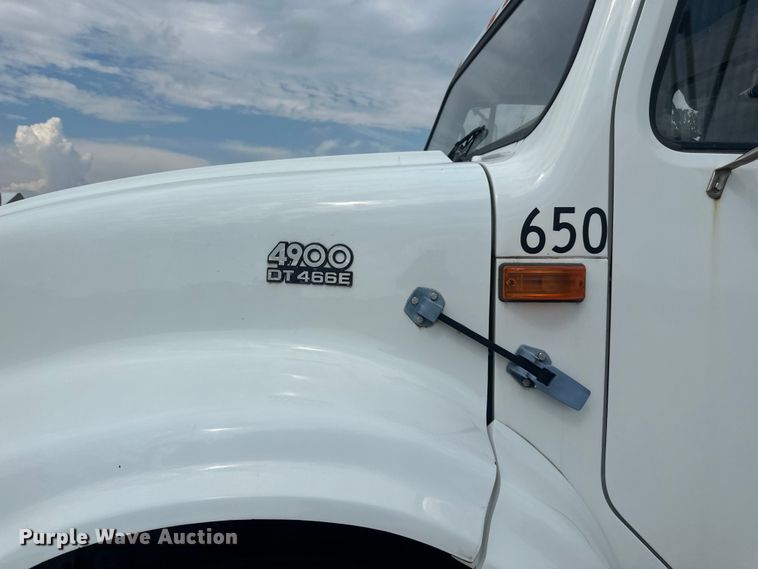 image for item LR9428 1999 International 4900 asphalt patch truck