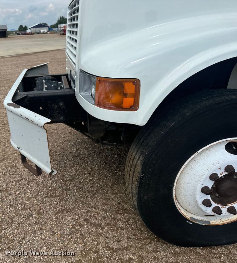 image for item LR9428 1999 International 4900 asphalt patch truck