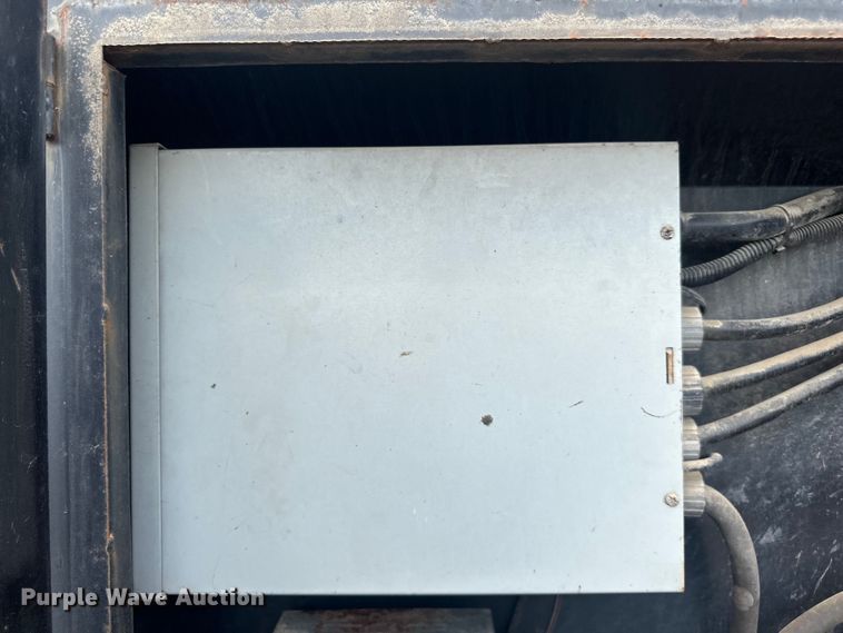 image for item LR9428 1999 International 4900 asphalt patch truck