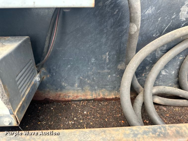 image for item LR9428 1999 International 4900 asphalt patch truck