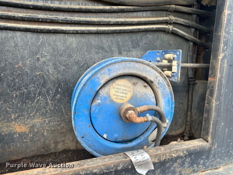 image for item LR9428 1999 International 4900 asphalt patch truck