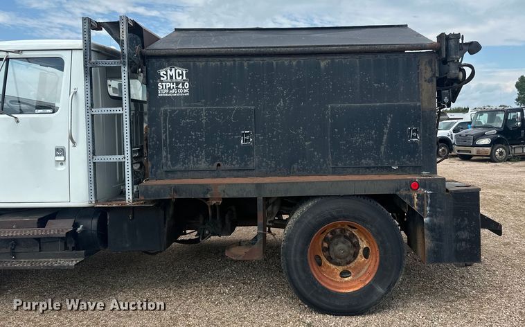 image for item LR9428 1999 International 4900 asphalt patch truck