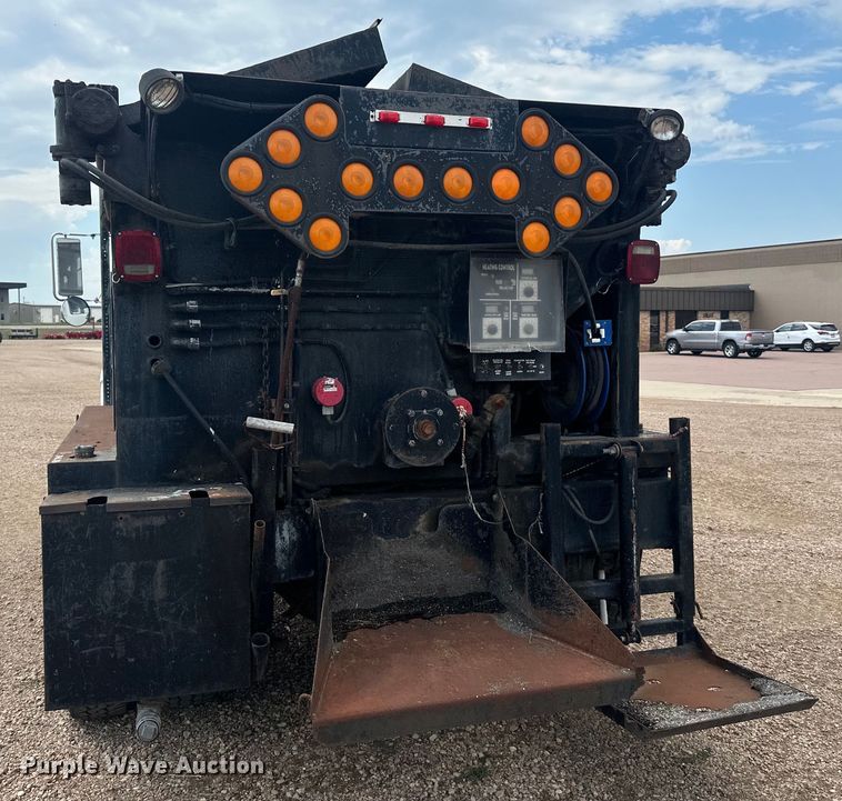 image for item LR9428 1999 International 4900 asphalt patch truck