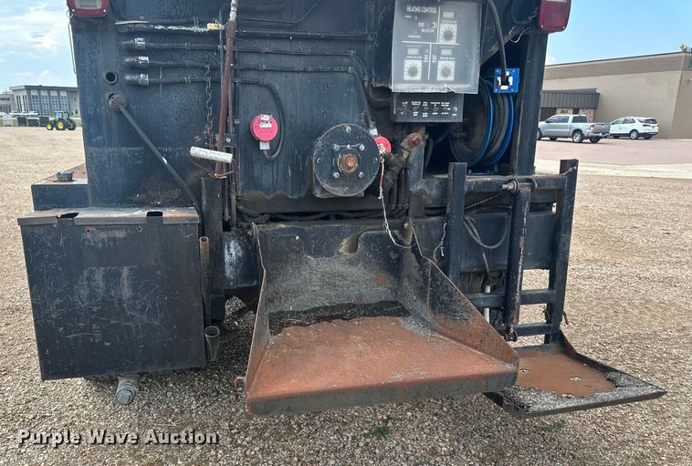 image for item LR9428 1999 International 4900 asphalt patch truck