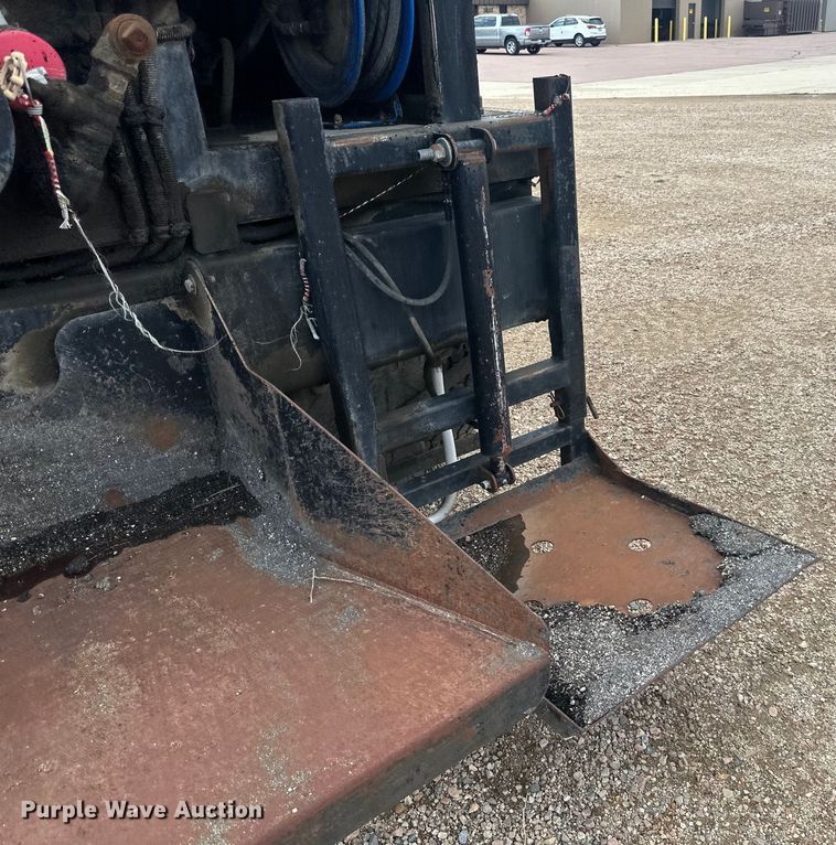 image for item LR9428 1999 International 4900 asphalt patch truck