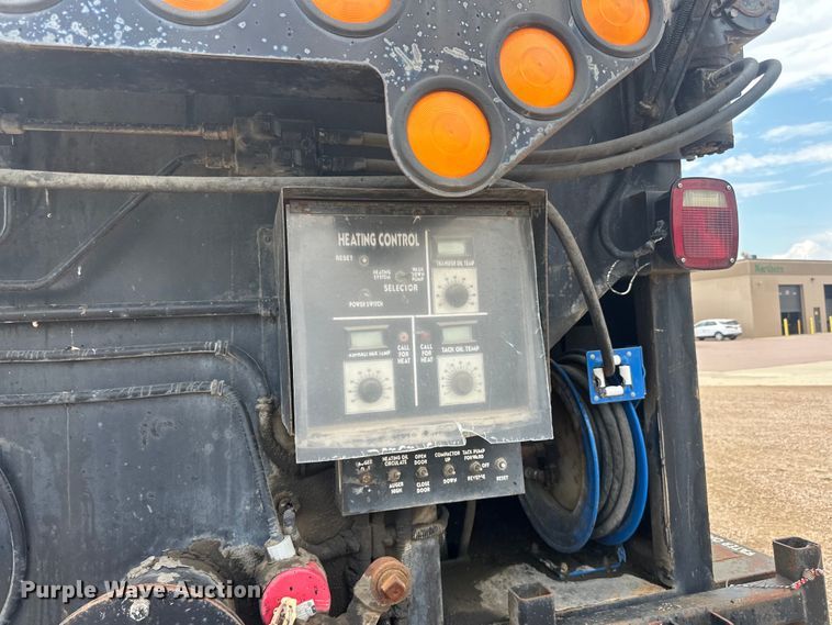 image for item LR9428 1999 International 4900 asphalt patch truck