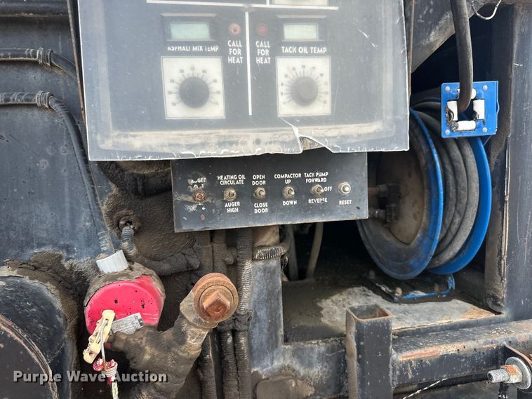 image for item LR9428 1999 International 4900 asphalt patch truck