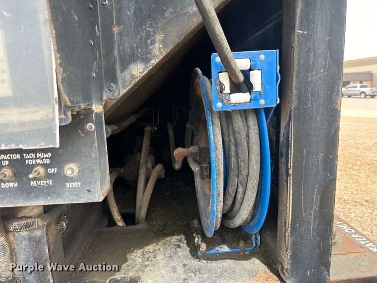 image for item LR9428 1999 International 4900 asphalt patch truck