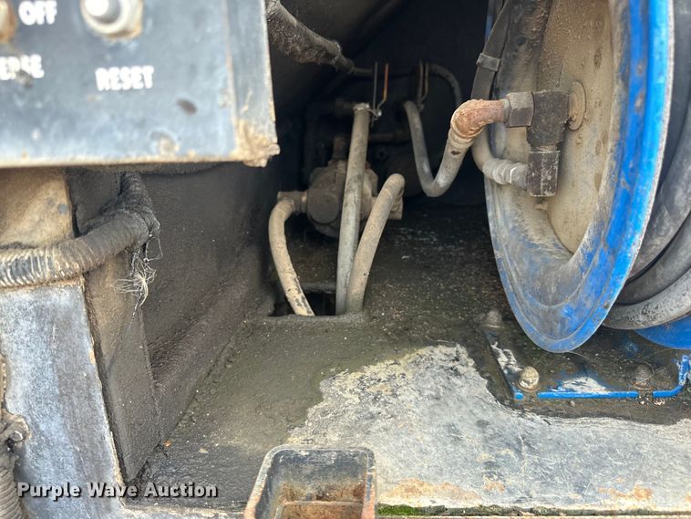 image for item LR9428 1999 International 4900 asphalt patch truck