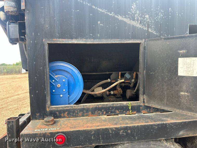 image for item LR9428 1999 International 4900 asphalt patch truck