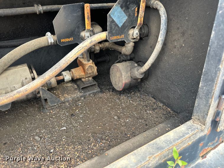 image for item LR9428 1999 International 4900 asphalt patch truck