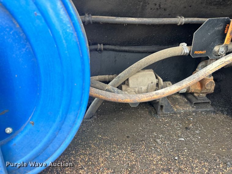 image for item LR9428 1999 International 4900 asphalt patch truck