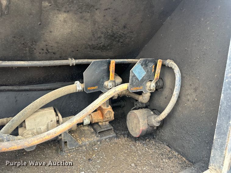 image for item LR9428 1999 International 4900 asphalt patch truck