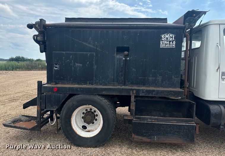 image for item LR9428 1999 International 4900 asphalt patch truck