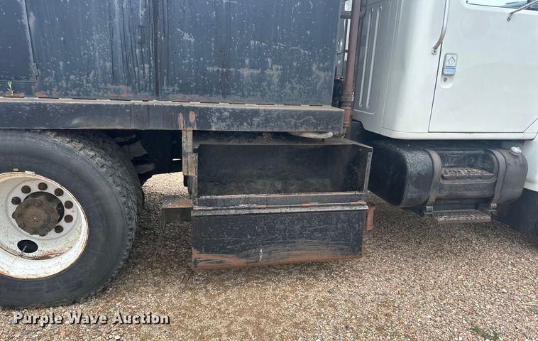 image for item LR9428 1999 International 4900 asphalt patch truck