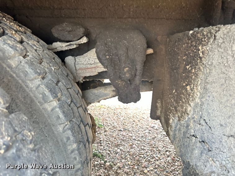 image for item LR9428 1999 International 4900 asphalt patch truck