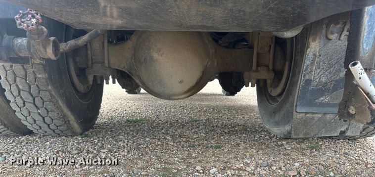 image for item LR9428 1999 International 4900 asphalt patch truck