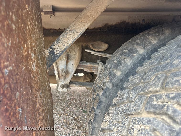 image for item LR9428 1999 International 4900 asphalt patch truck