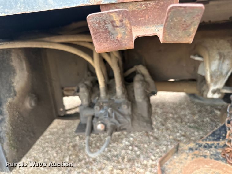 image for item LR9428 1999 International 4900 asphalt patch truck