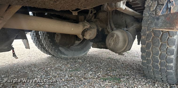 image for item LR9428 1999 International 4900 asphalt patch truck