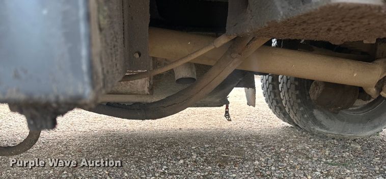 image for item LR9428 1999 International 4900 asphalt patch truck