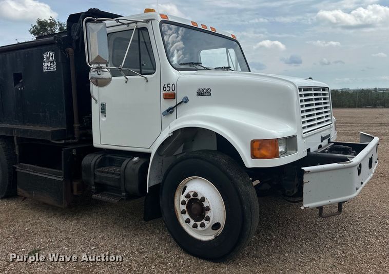 image for item LR9428 1999 International 4900 asphalt patch truck