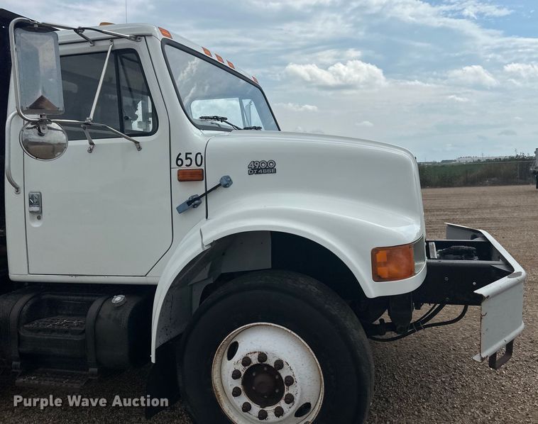 image for item LR9428 1999 International 4900 asphalt patch truck