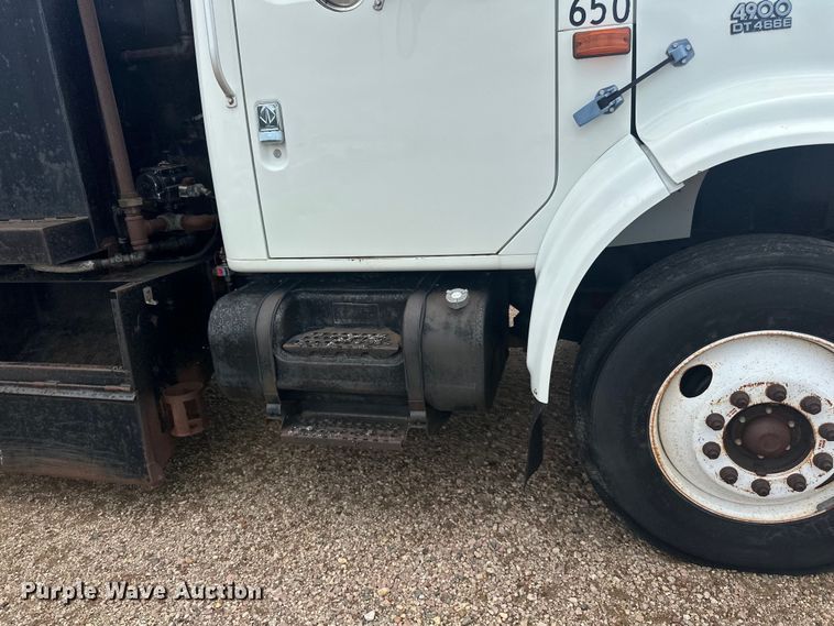 image for item LR9428 1999 International 4900 asphalt patch truck