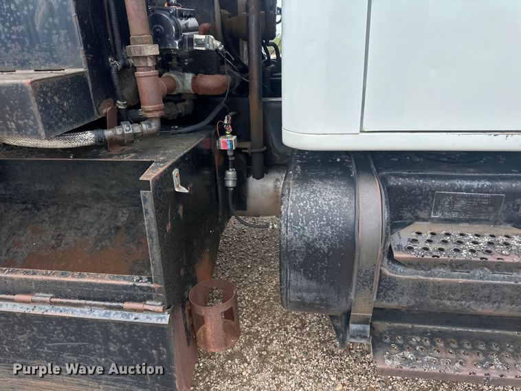 image for item LR9428 1999 International 4900 asphalt patch truck