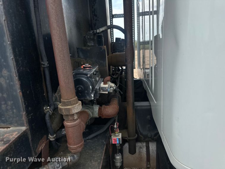 image for item LR9428 1999 International 4900 asphalt patch truck