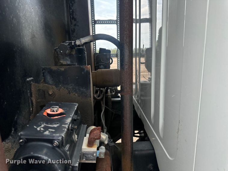 image for item LR9428 1999 International 4900 asphalt patch truck