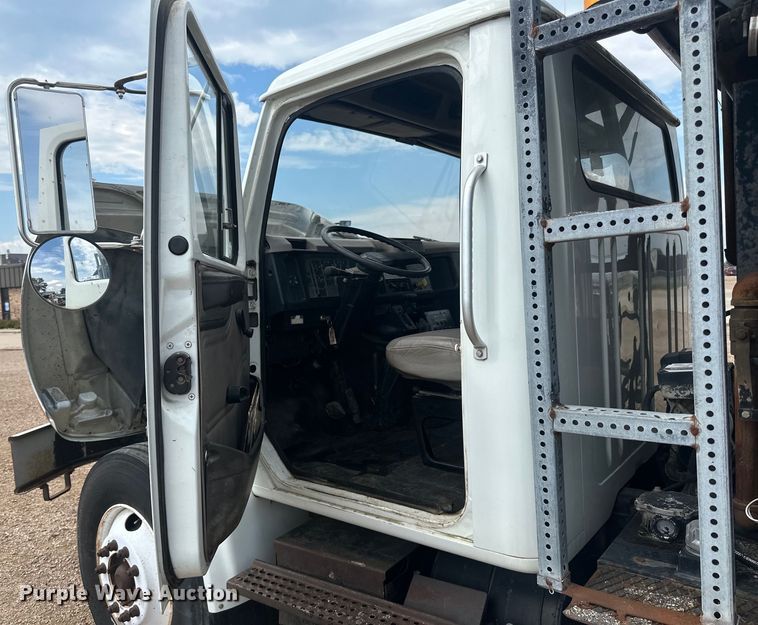 image for item LR9428 1999 International 4900 asphalt patch truck