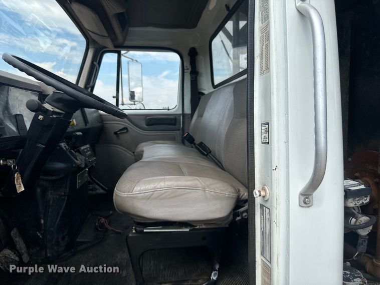 image for item LR9428 1999 International 4900 asphalt patch truck