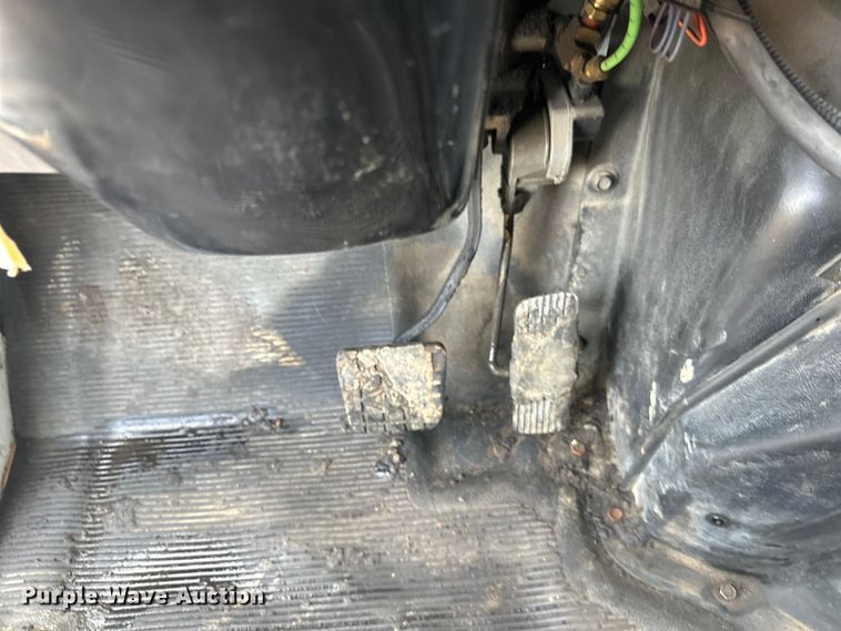 image for item LR9428 1999 International 4900 asphalt patch truck