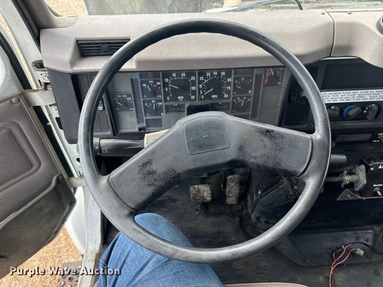 image for item LR9428 1999 International 4900 asphalt patch truck