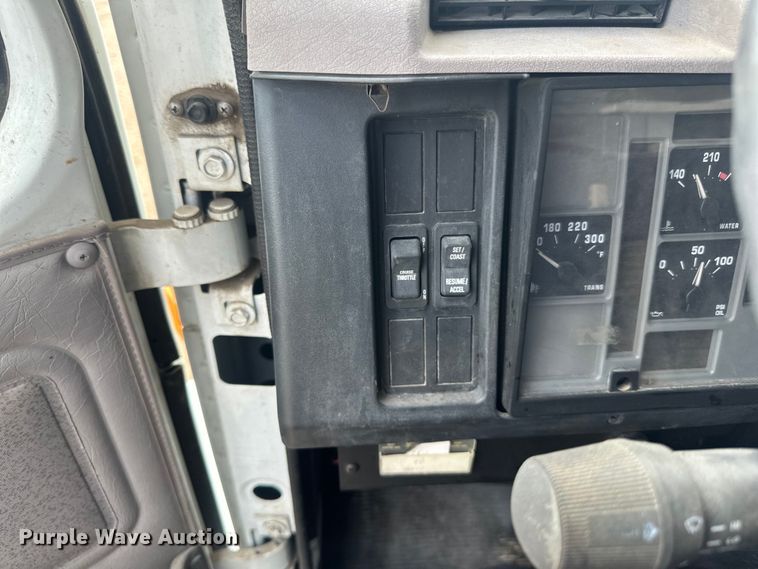 image for item LR9428 1999 International 4900 asphalt patch truck