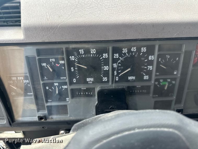 image for item LR9428 1999 International 4900 asphalt patch truck