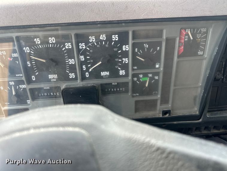 image for item LR9428 1999 International 4900 asphalt patch truck